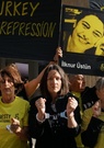 Arrestations en Turquie: Amnesty manifeste devant l'ambassade à Paris