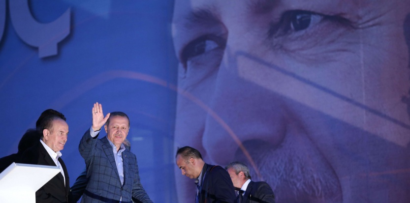 Elu président, Erdogan annonce une "nouvelle ère", nie toute dérive autoritaire