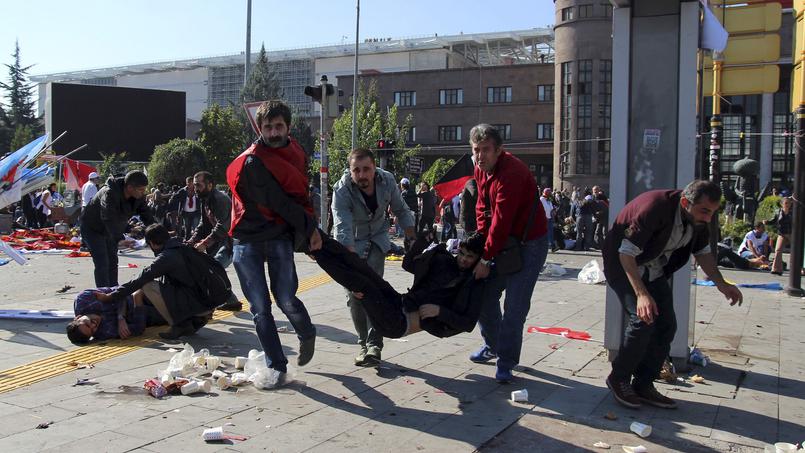 Ankara : une double explosion fait plusieurs dizaines de morts