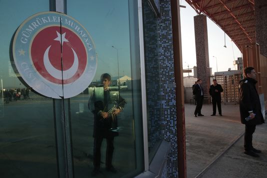 4876433_6_e54b_l-explosion-d-une-voiture-piegee-par-une_dbddcc59b644ebca4bd450921603d5fa