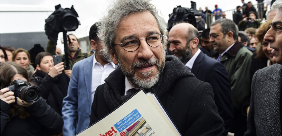 Turkish daily Cumhuriyet's editor-in-chief Can Dundar arrives at the Istanbul courthouse before his trial on March 25, 2016. Two top Turkish journalists are going on trial, accused of espionage and other serious crimes and facing possible life in prison over a story about Turkey's role in the Syrian conflict that infuriated President Recep Tayyip Erdogan. / AFP / BULENT KILIC
