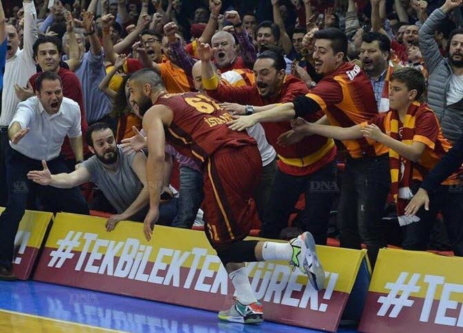 goksenin-koksal-happe-par-la-foule-reunie-a-l-abdi-ipekci-arena-a-galatasaray-le-basket-depasse-le-cadre-du-sport-photo-eurocup-1461177278