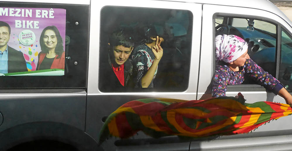 Une scène de la vie politique turque fin 2015 : le passage du convoi du Parti démocratique des peuples (HDP, pro-kurde), la veille du scrutin du 1er novembre, sur la route entre Mardin et Nusaybin. (Photo : Etienne Copeaux).