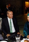 Erdogan s'affiche à un dîner avec une diva transsexuelle