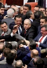 Turquie : bagarre au parlement avant un vote pour étendre les pouvoirs d'Erdogan