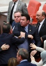 Turquie: nouvelle rixe au Parlement, des députées blessées