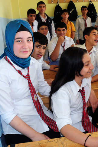 Turquie : l'autorisation du voile au lycée contestée